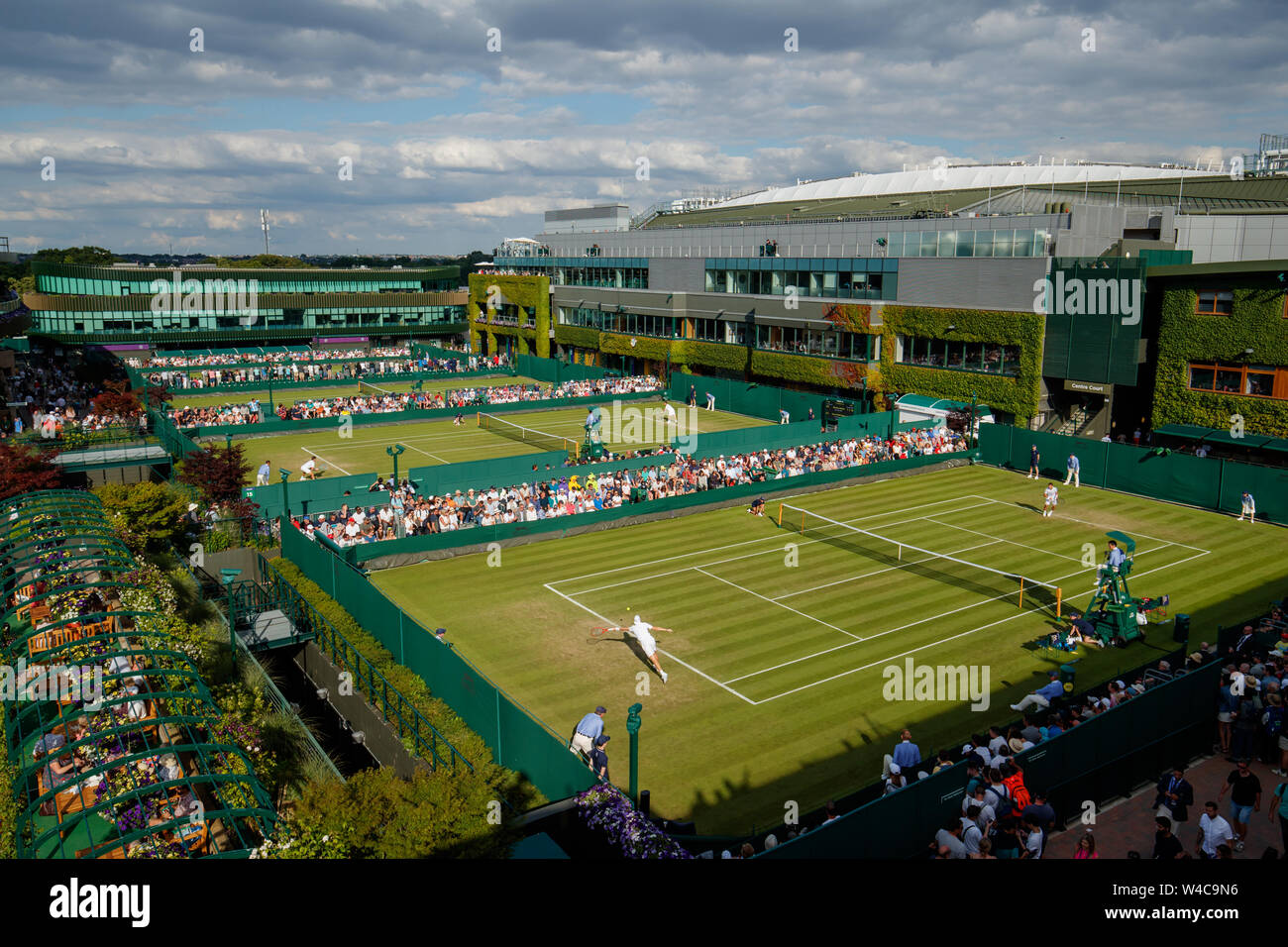Allgemeine Ansicht des Gerichts 14 und Center Court aus der Media Broadcast Center. Die Meisterschaften 2019. Gehalten an der All England Lawn Tennis Club, Wimbledon Stockfoto