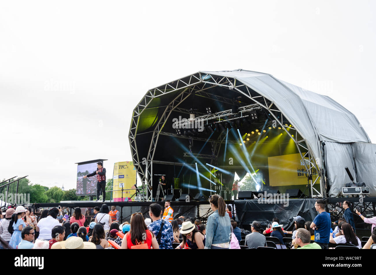 London, UK, 21. Juli 2019: Das Barrio Fiesta 2019 fand auf Apps Court Farm an der Walton-on-Thames. Ein jährliches Festival philippinische Nahrung und Kultur. Stockfoto