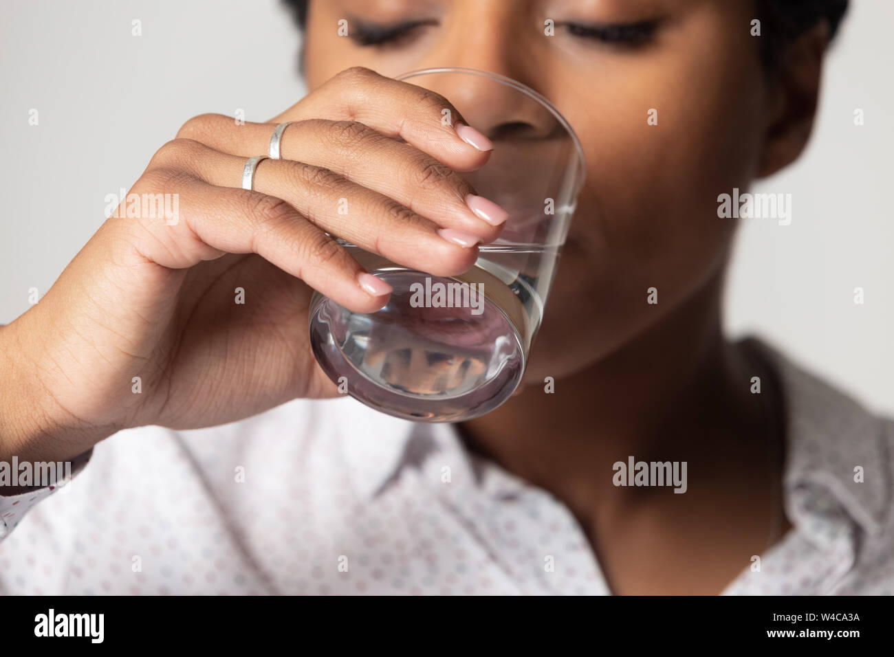 Nahaufnahme von durstig biracial weiblichen Trinkwasser reines Wasser Stockfoto