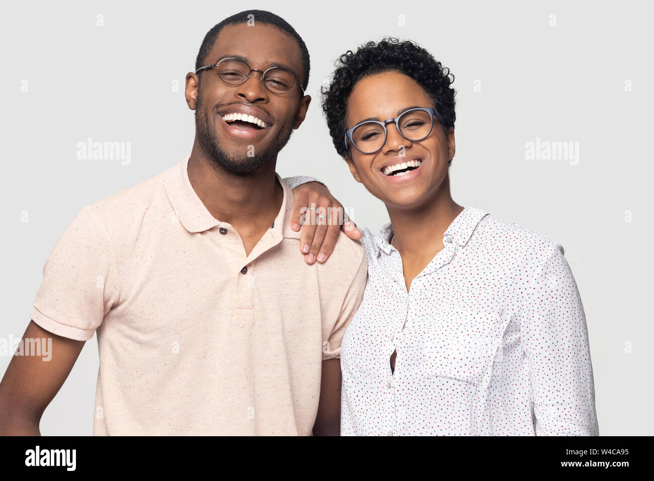 Portrait von lächelnden ethnischen Paar für Bild posiert zusammen Stockfoto