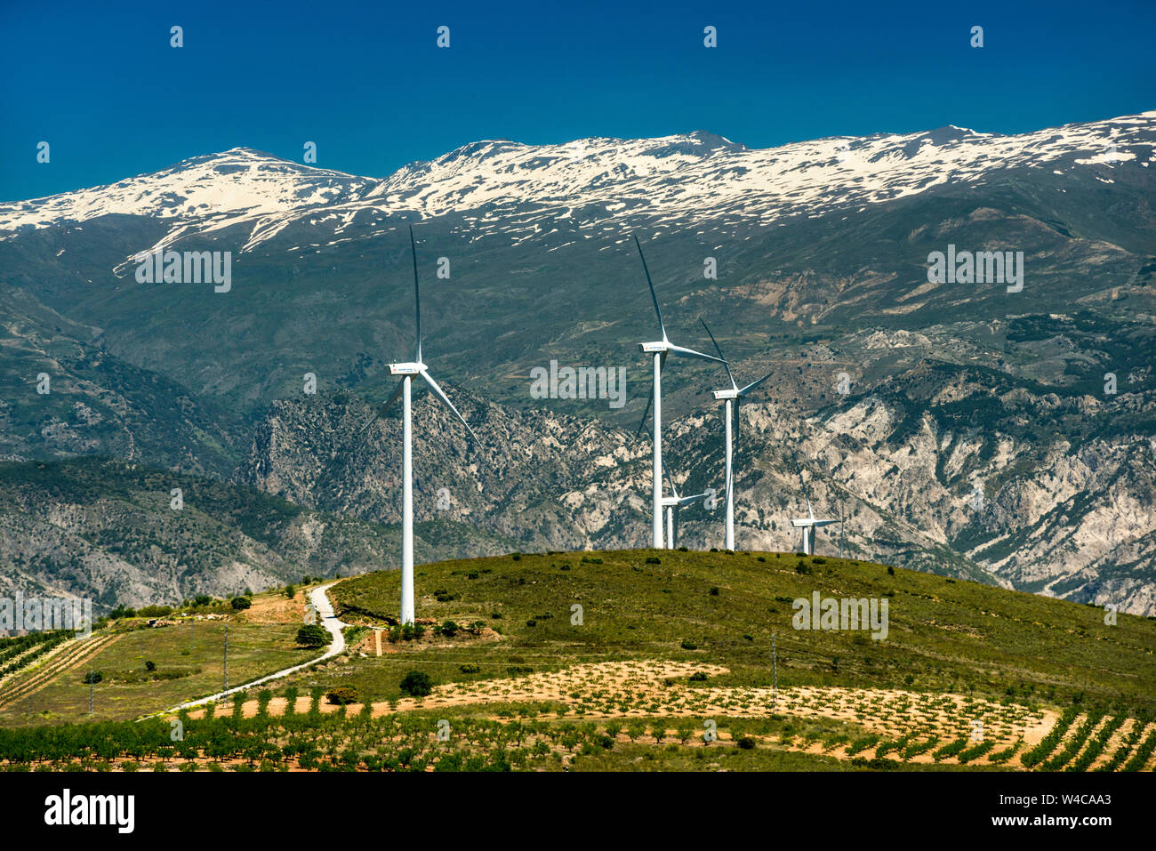 Windenergieanlagen in der Nähe von Dorf Venta del Fraile, Sierra Nevada, Granada, Andalusien, Spanien Stockfoto