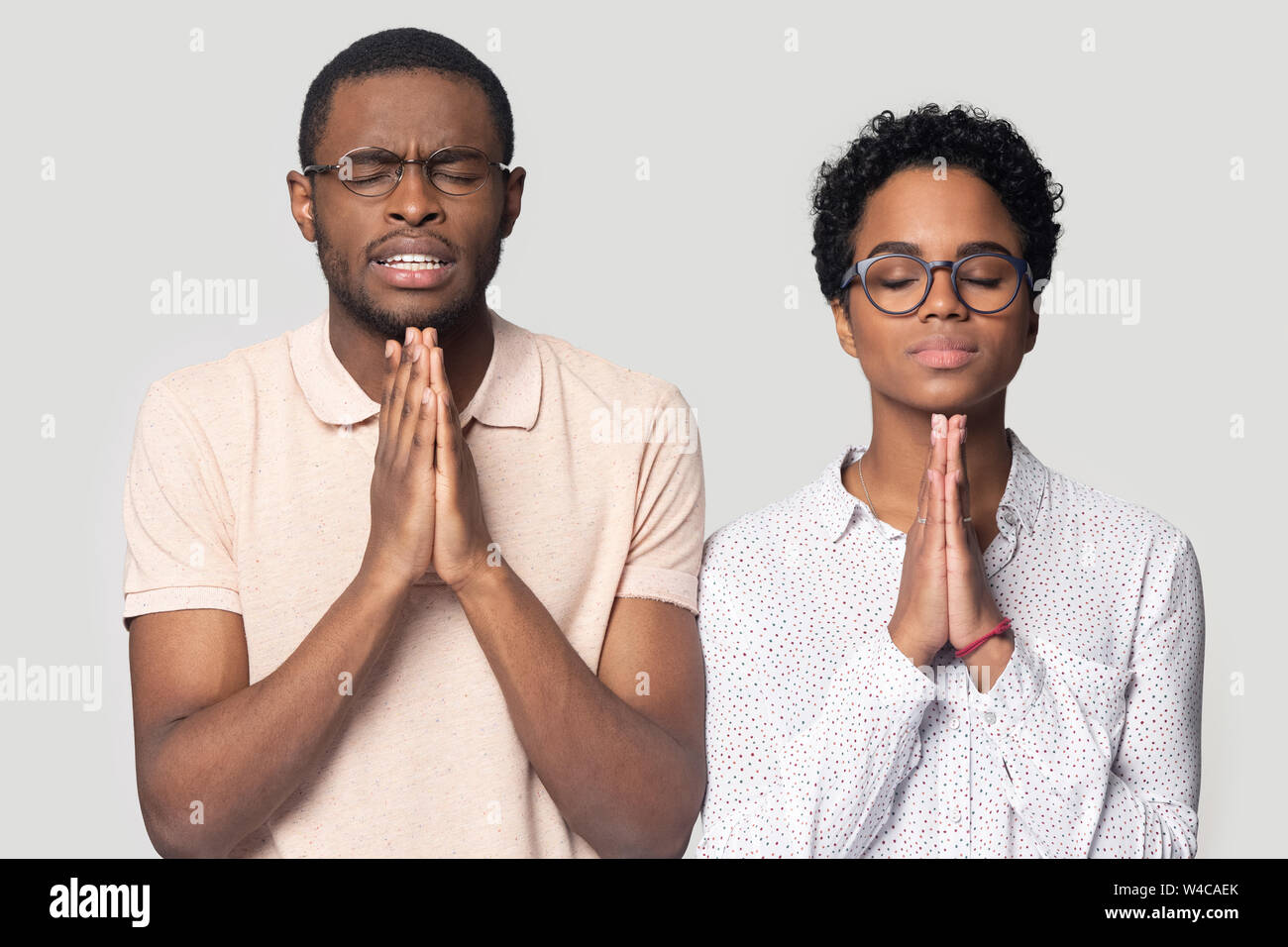 Hoffnungsvoll ethnischen Mann und Frau halten Hände im Gebet Stockfoto