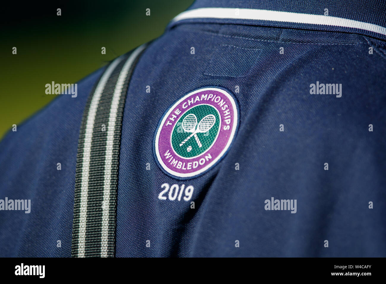 Detail von Wimbledon Logo am Shirt ist ein Ball Junge. Die Meisterschaften 2019. Gehalten an der All England Lawn Tennis Club, Wimbledon. Stockfoto