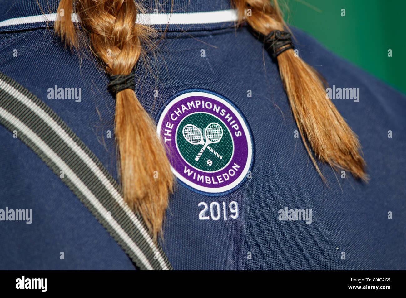 Detail von Wimbledon Logo am Shirt ist ein Ball Mädchen. Die Meisterschaften 2019. Gehalten an der All England Lawn Tennis Club, Wimbledon. Stockfoto