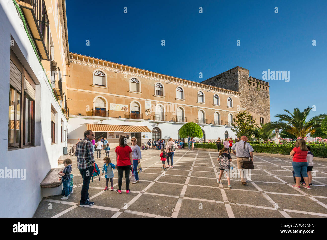 Kinder sammeln im Courtyard, Castillo Condes de Cabra, in Cabra, Provinz Córdoba, Andalusien, Spanien Stockfoto