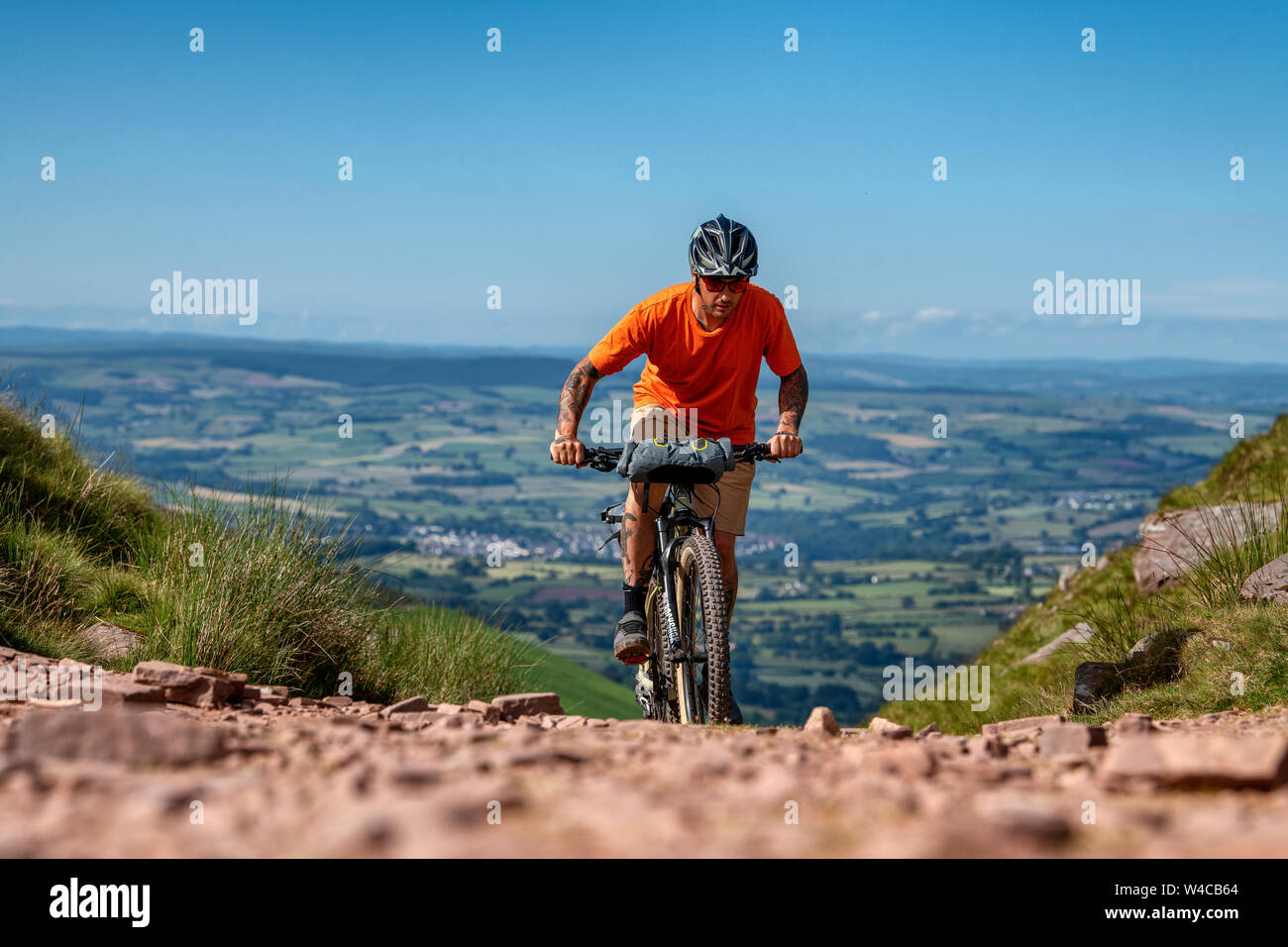 Ein Mann fährt im Sommer auf der Sarn Helen Roman Road durch die Brecon Beacons in Wales mit einem Mountainbike-Rad. Mountainbike-Brecon Beacons. Stockfoto