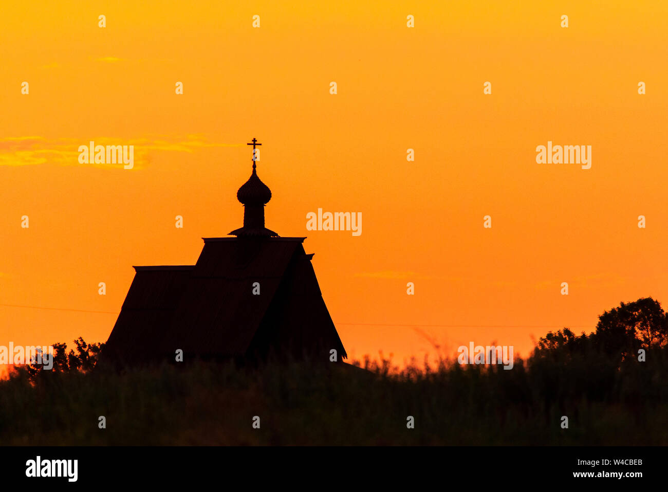 Sonnenuntergang Kirche Kreuz silhouette sonnenuntergang himmel wolken. Sonnenuntergang Kirche Silhouette. Sonnenuntergang Himmel Wolken panorama Stockfoto