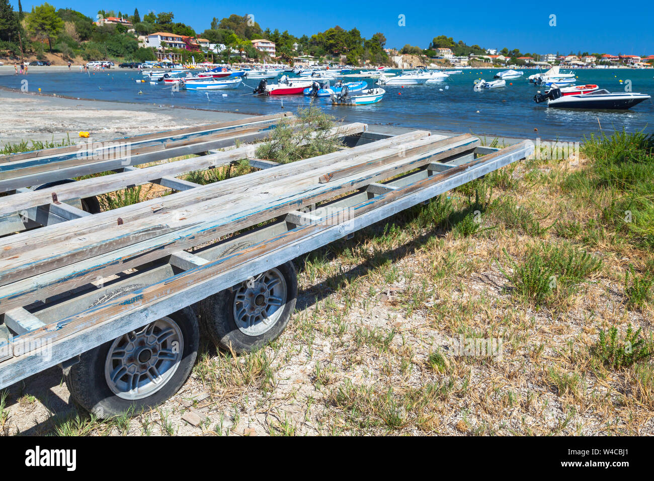 Anhänger für Boote stehen an der Küste in Agios Sostis Port. Insel Zakynthos, Griechenland Stockfoto