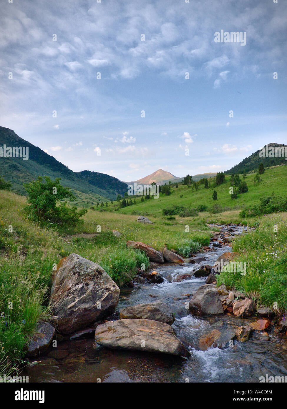 Bergblick mit Fluss und einen Peak im Hintergrund in der Nähe des Boi-Taul Resort Stockfoto