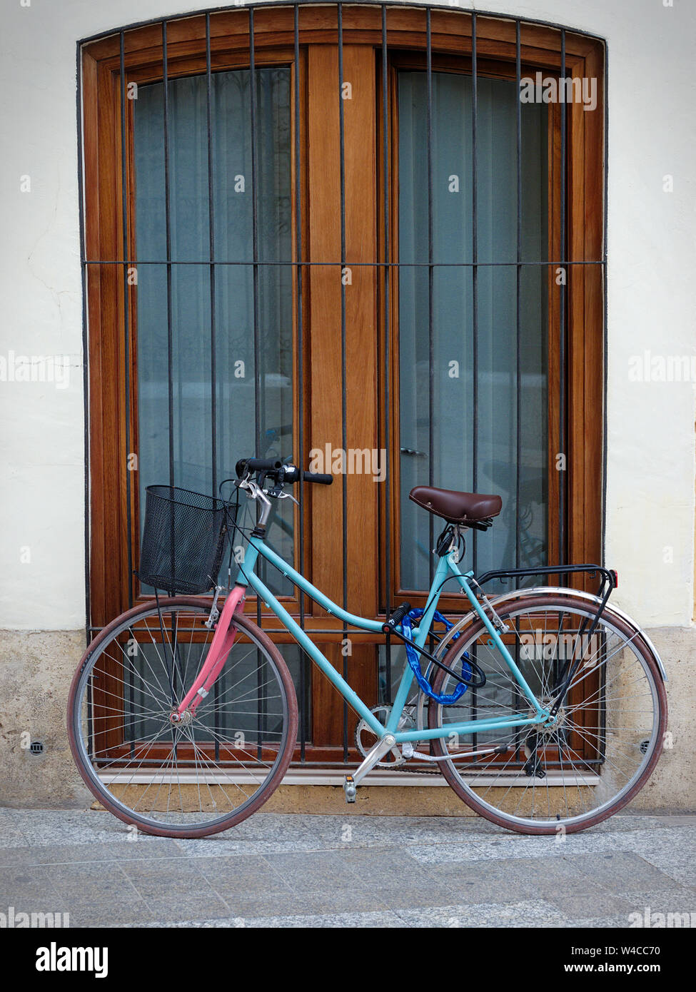 Eine bunte Fahrrad auf der Straße von Valencia Stockfoto