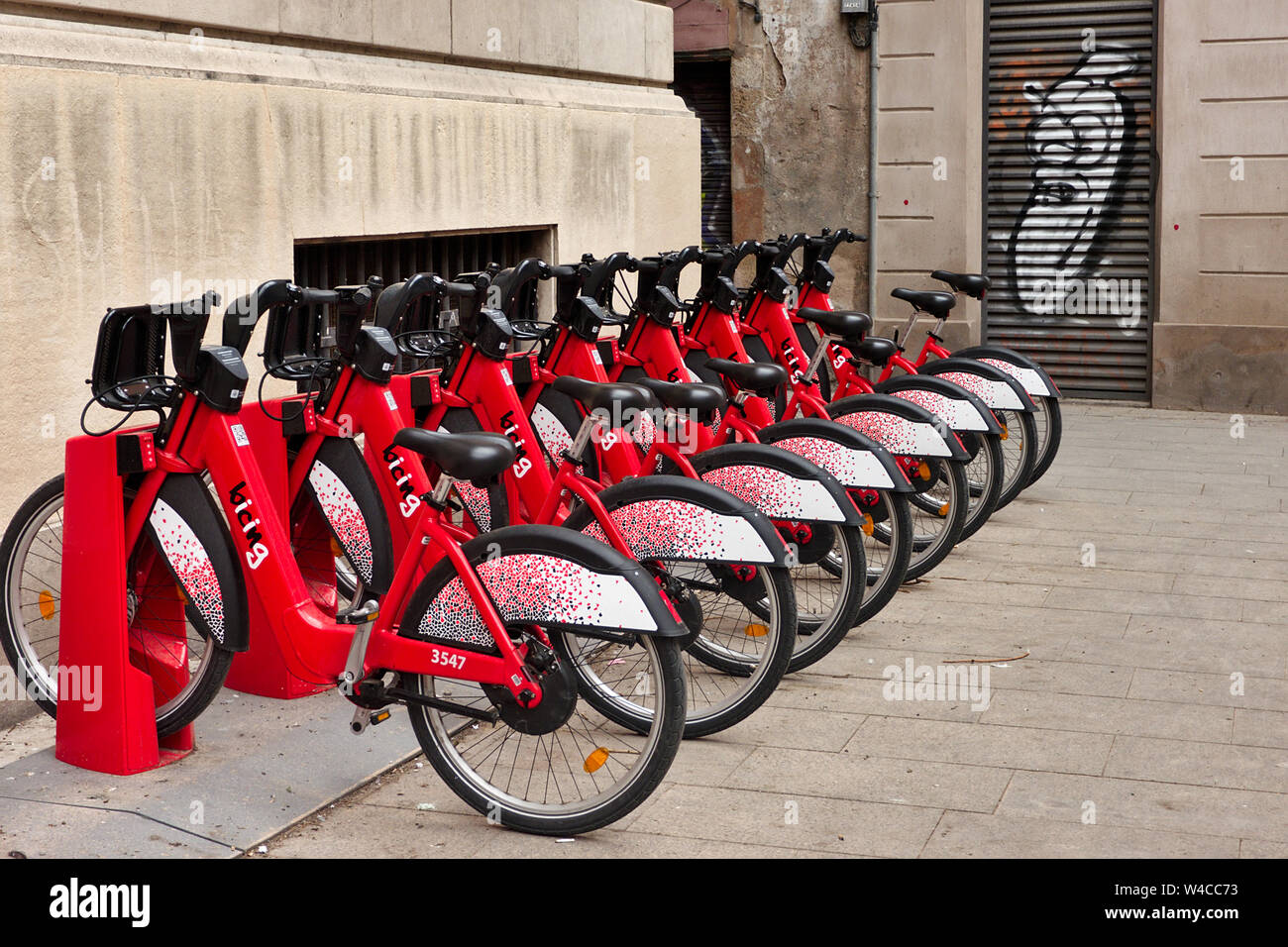Rote Fahrräder in der Perspektive auf einer Straße in Barcelona Stockfoto
