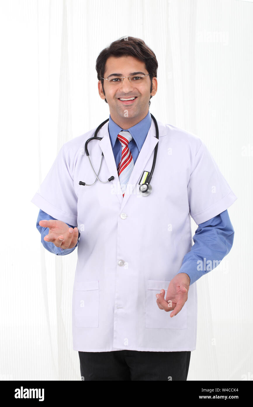 Porträt eines männlichen Arztes lächelnd Stockfoto