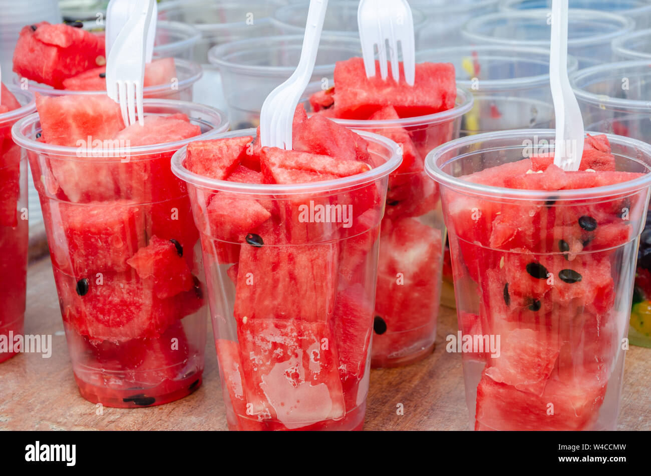 Brocken der frische Wassermelone bereit zum Verkauf in Plastikbechern zu essen. Stockfoto