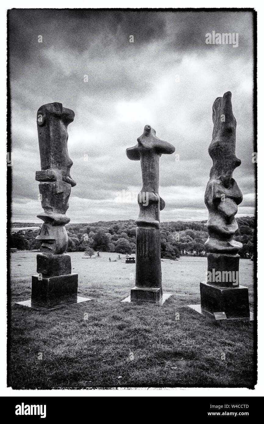 Der Yorkshire Sculpture Park (YSP), West Bretton, in der Nähe von Wakefield, West Yorkshire, England. Henry Moore (1898 - 1986) Skulpturen Stockfoto