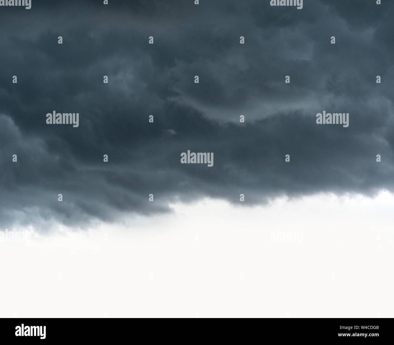 Gewitterwolken über einen klaren Himmel. Stockfoto