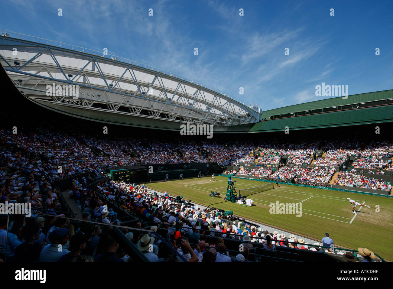 Allgemeine Ansicht des Gerichtshofes 1 mit Roger Federer aus der Schweiz und Jay Clark von GB in Aktion an der Wimbledon Championships 2019. Gehalten an der All England L Stockfoto
