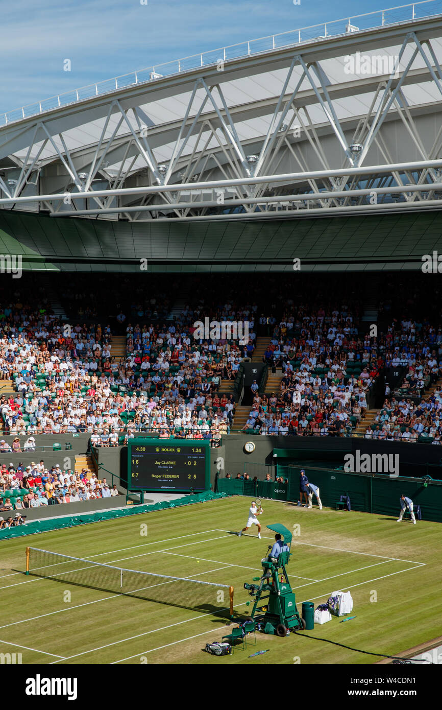 Allgemeine Ansicht des Gerichtshofes 1 mit Roger Federer aus der Schweiz und Jay Clark von GB in Aktion an der Wimbledon Championships 2019. Gehalten an der All England L Stockfoto