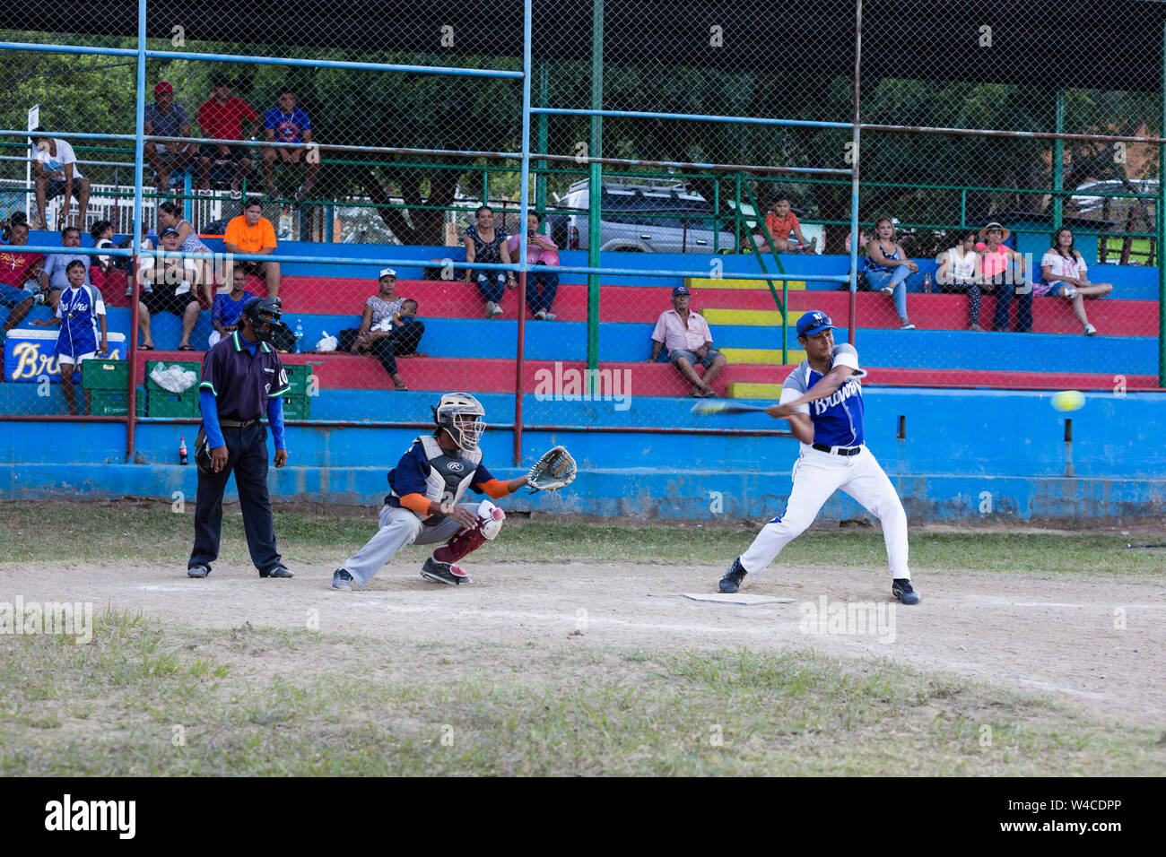 San Juan del sur, Nicaragua - 04. März 2018:Baseball-Spieler, die das Wettkampfspiel Rivas spielen Stockfoto