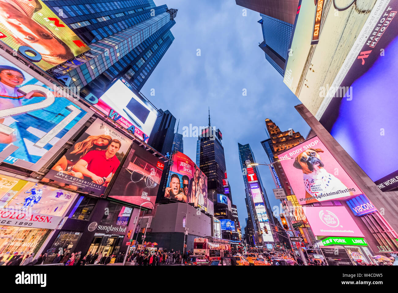 NEW YORK CITY - 24. MÄRZ 2018: Times Square Broadway eines der wichtigsten Wahrzeichen in Manhattan Stockfoto