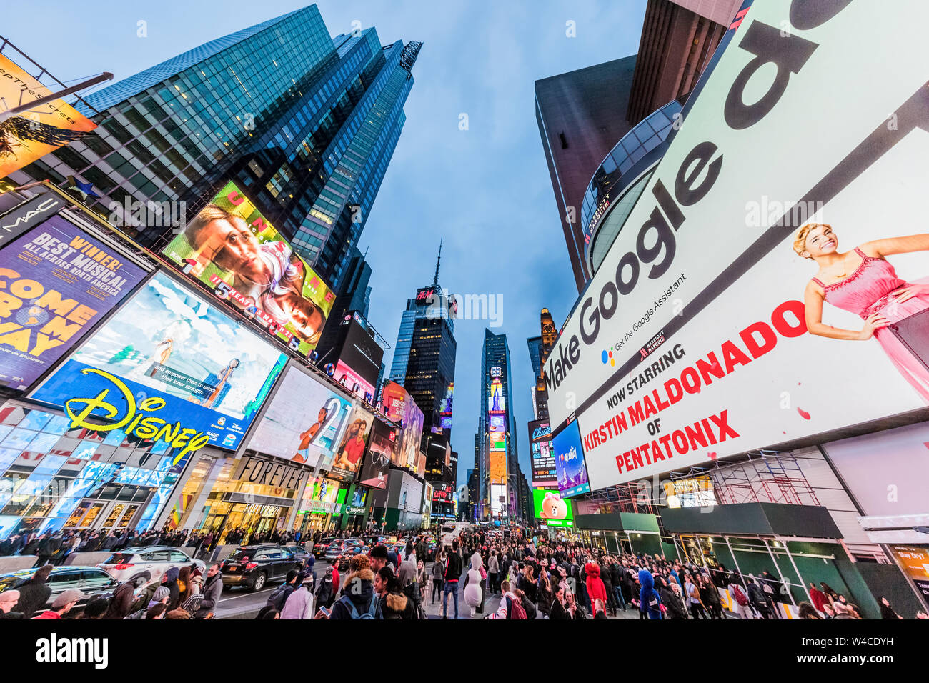 NEW YORK CITY - 24. MÄRZ 2018: Times Square Broadway eines der wichtigsten Wahrzeichen in Manhattan Stockfoto