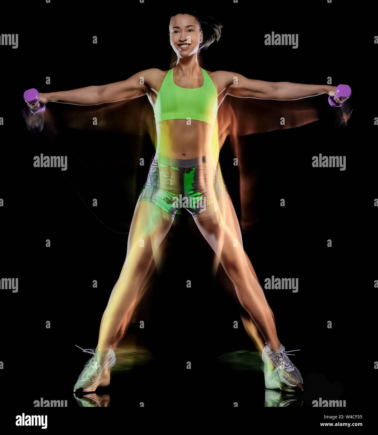 Einem gemischten Rennen Frau trainieren Fitness Übungen auf schwarzen Hintergrund mit lightpainting Wirkung mehrere Aufnahmen isoliert Stockfoto