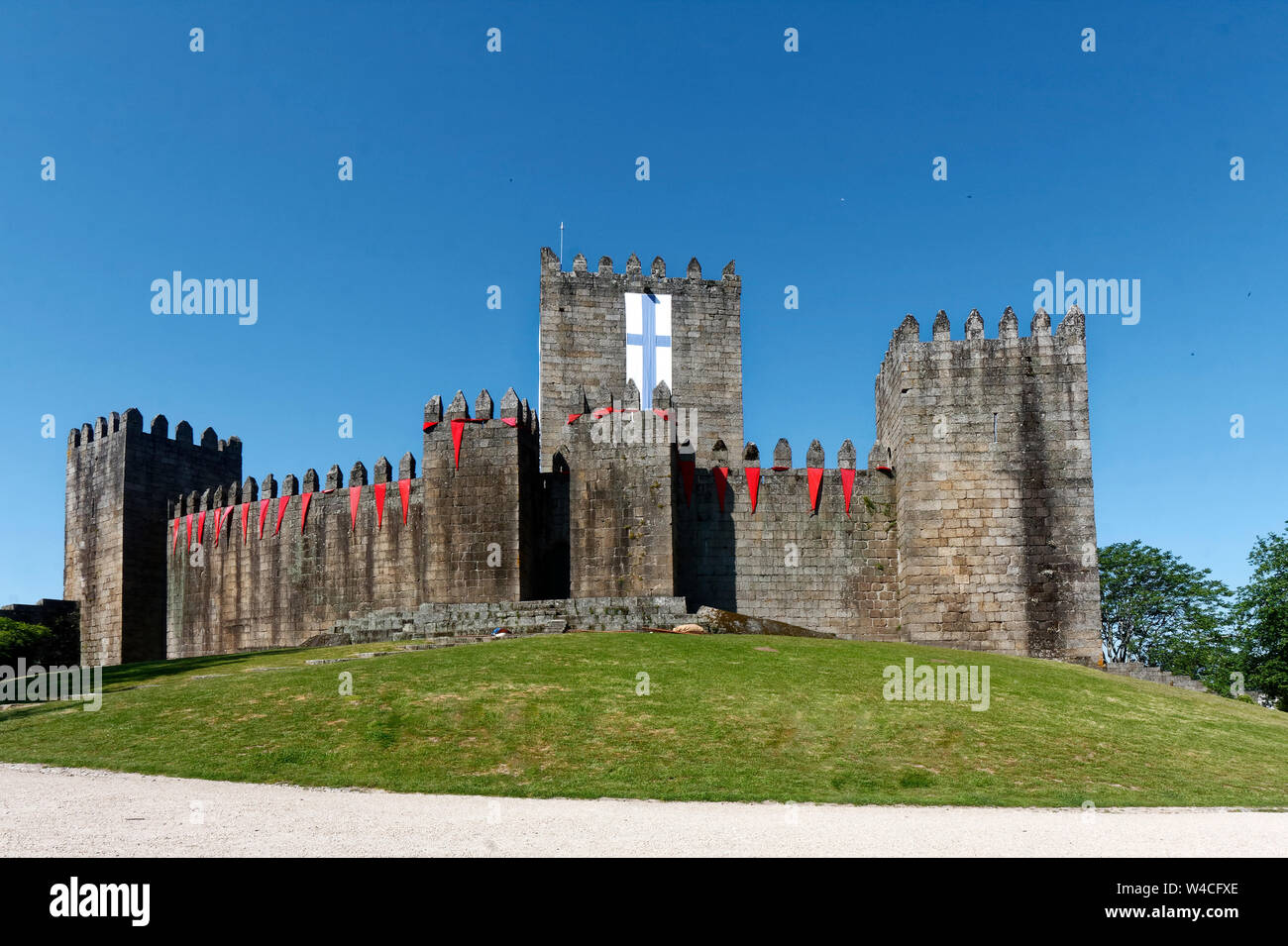 Castelo De Guimaraes, mittelalterlichen Burg, Türme, Fahnen, alt, Europa, Guimaraes, Portugal, Feder, horizontal Stockfoto