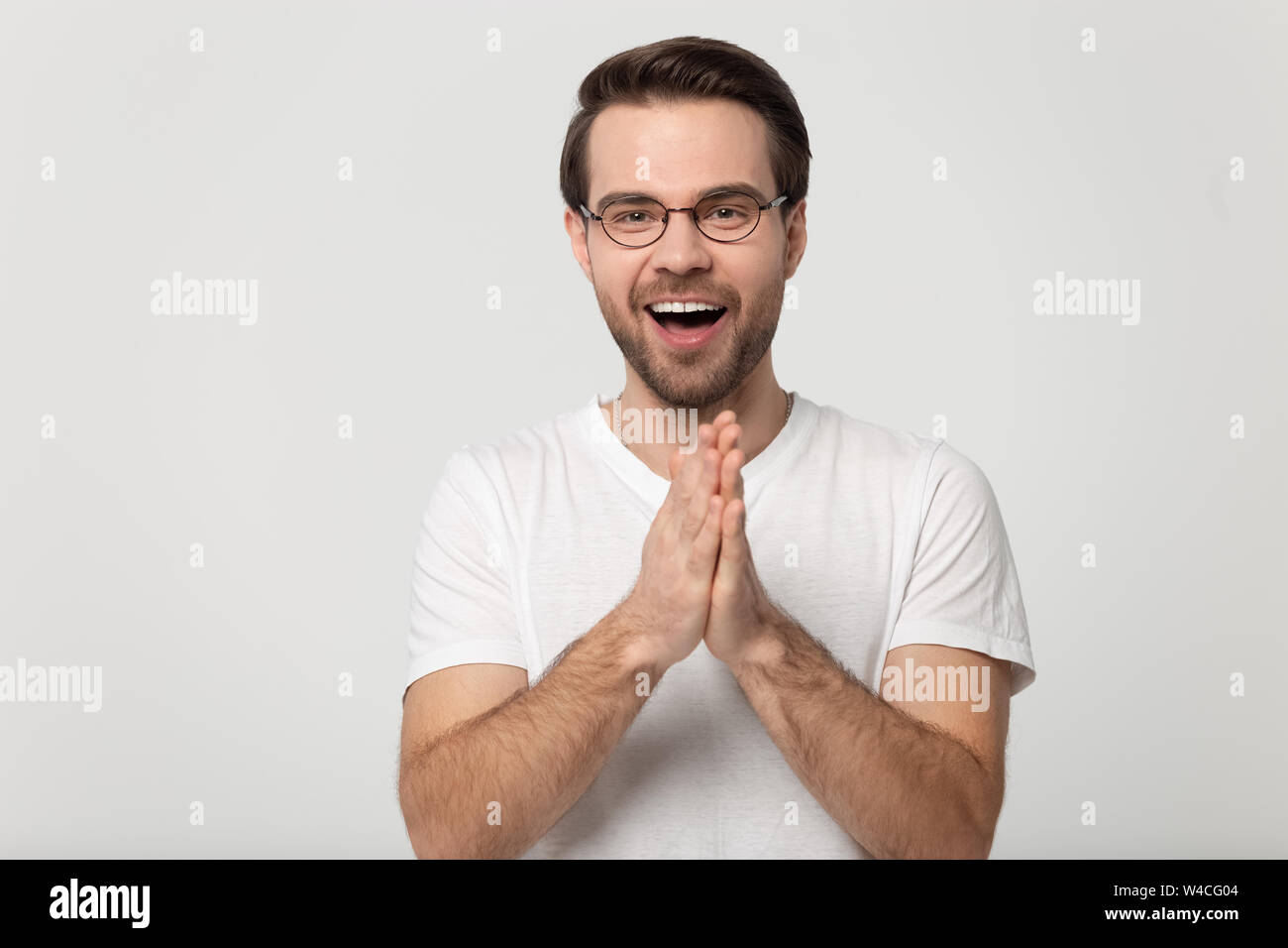 Mann fühlt sich glücklich Halten Sie die Handflächen zusammen genießen Sie glückliche Moment Stockfoto
