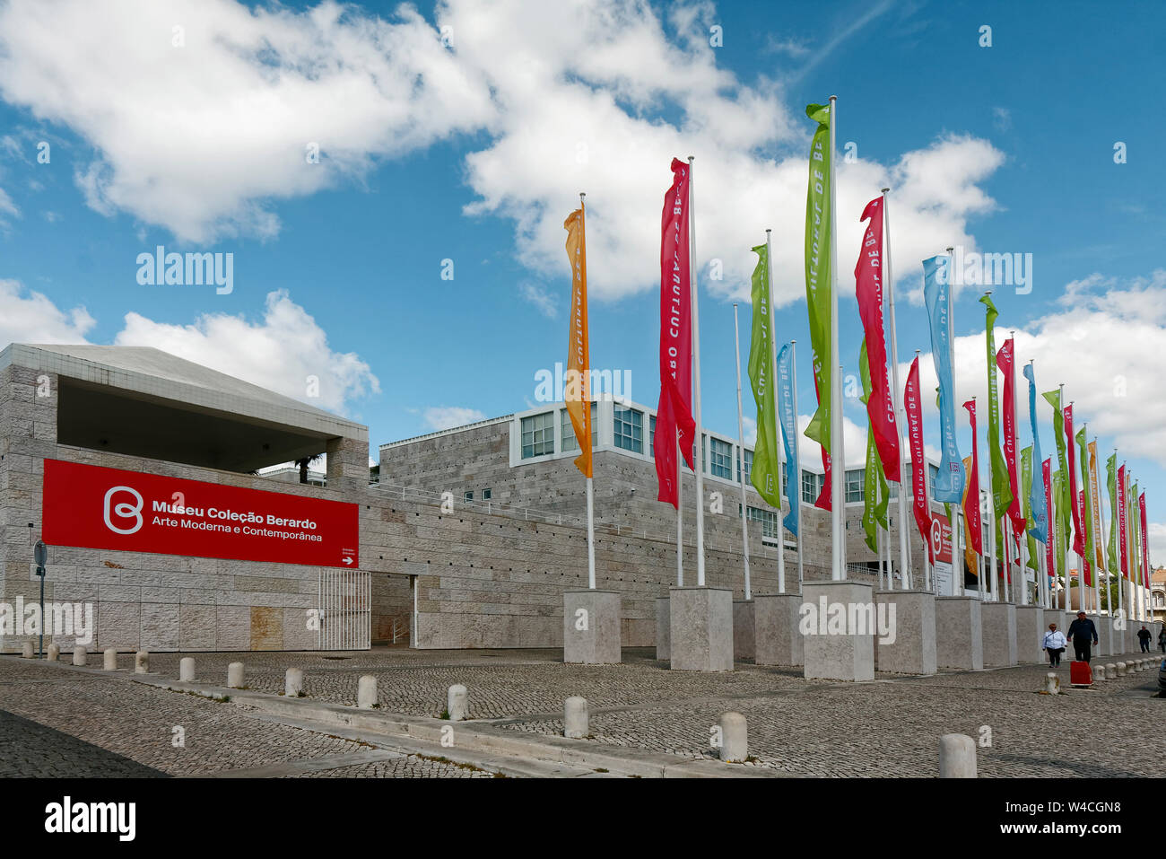 Museu Berardo Colecao im Centro Cultural de Belem; moderne und zeitgenössische Kunst Museum, moderne Architektur; Stein, bunte Fahnen; Europa, Lissabon; Por Stockfoto
