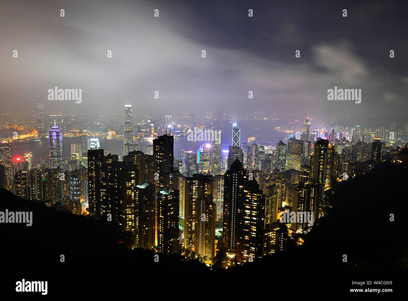 Der Peak bei Nacht ist es eines der berühmten View Point Sehenswürdigkeiten in Hong Kong Stockfoto
