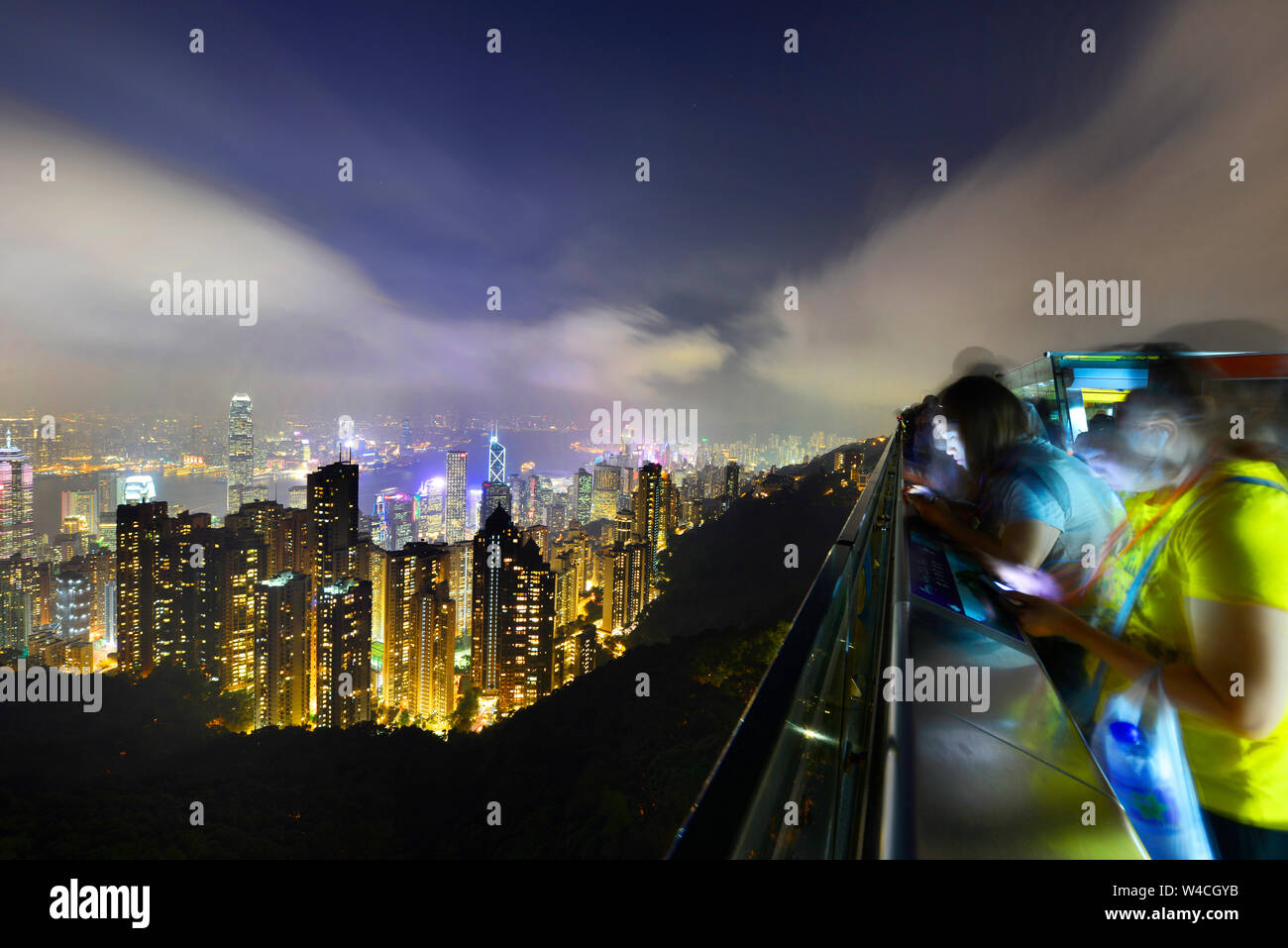 Der Peak bei Nacht ist es eines der berühmten View Point Sehenswürdigkeiten in Hong Kong Stockfoto