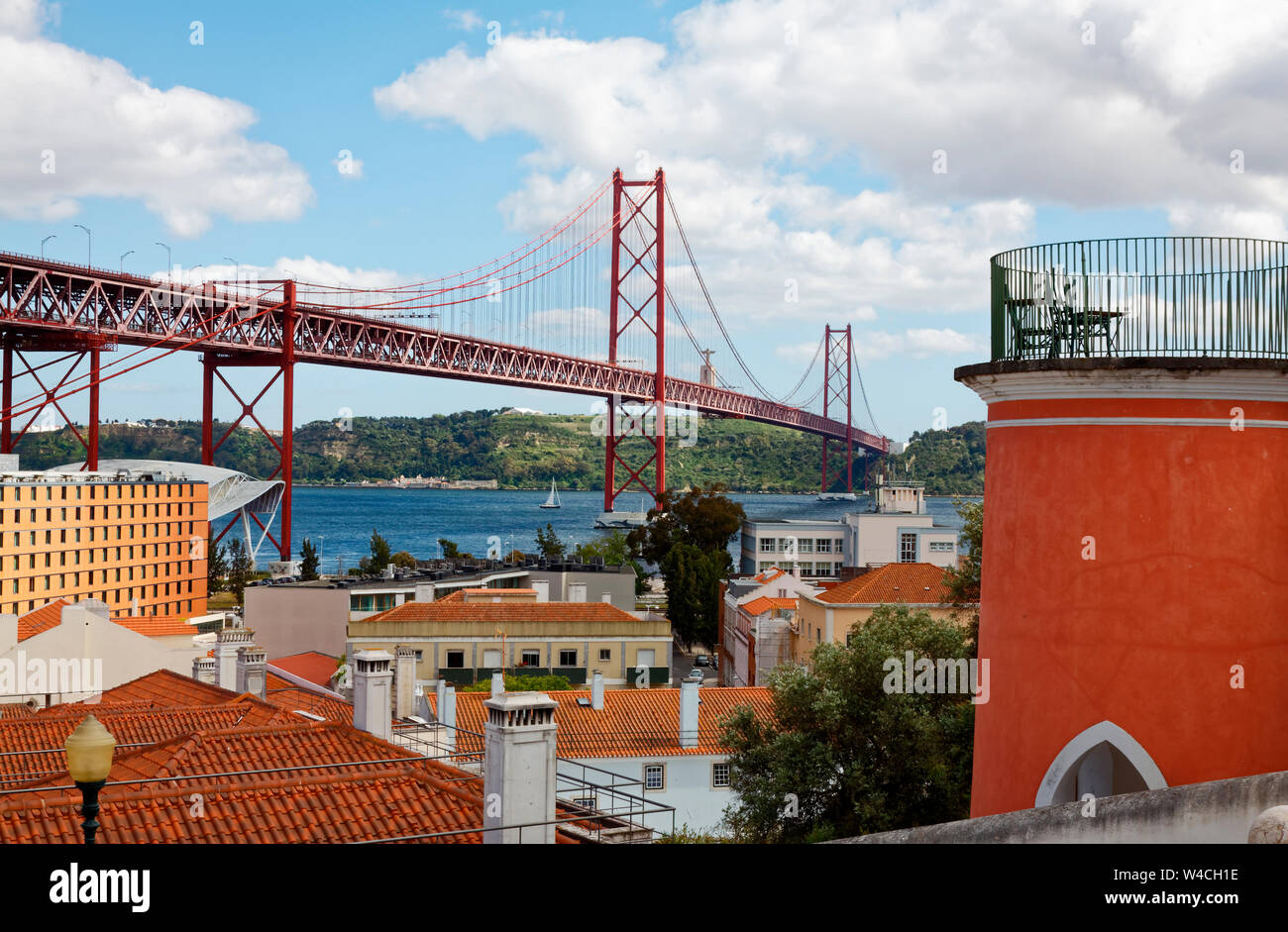 Ponte 25 de Abril, Hängebrücke über den Fluss Tejo, wie Golden Gate Bridge, 1966, Gebäude, Stadt, Europa, Lissabon, Portugal, Feder, horizontal Stockfoto