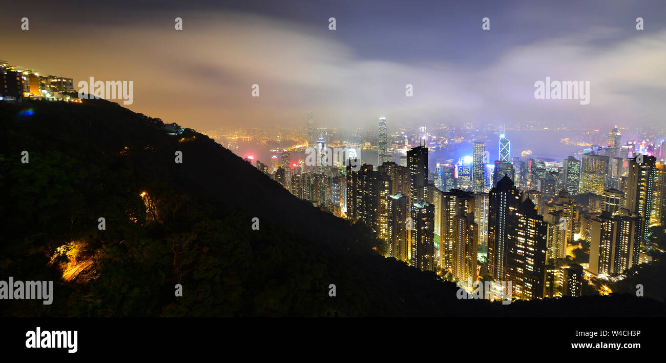 Der Peak bei Nacht ist es eines der berühmten View Point Sehenswürdigkeiten in Hong Kong Stockfoto