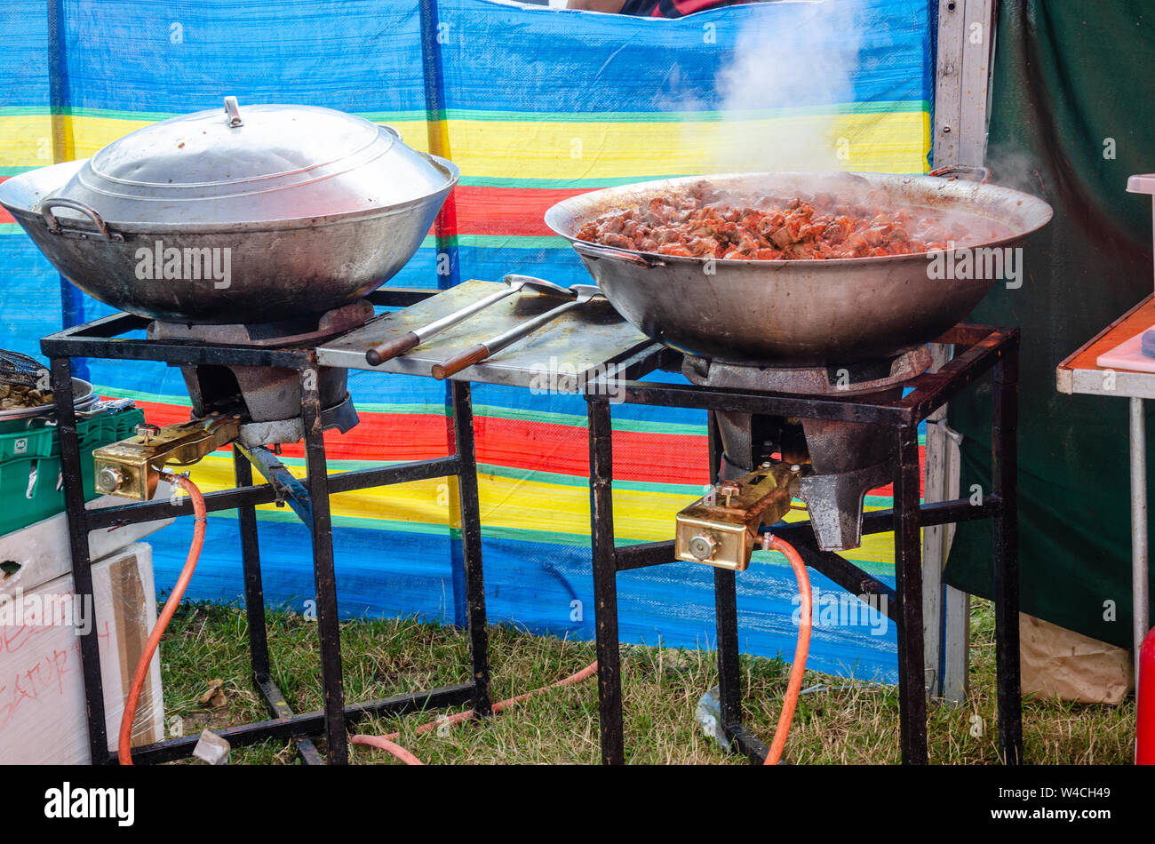 Zwei Gasöfen für das Kochen von einem Catering Gesellschaft bei einem Outdoor Event verwendet. Stockfoto