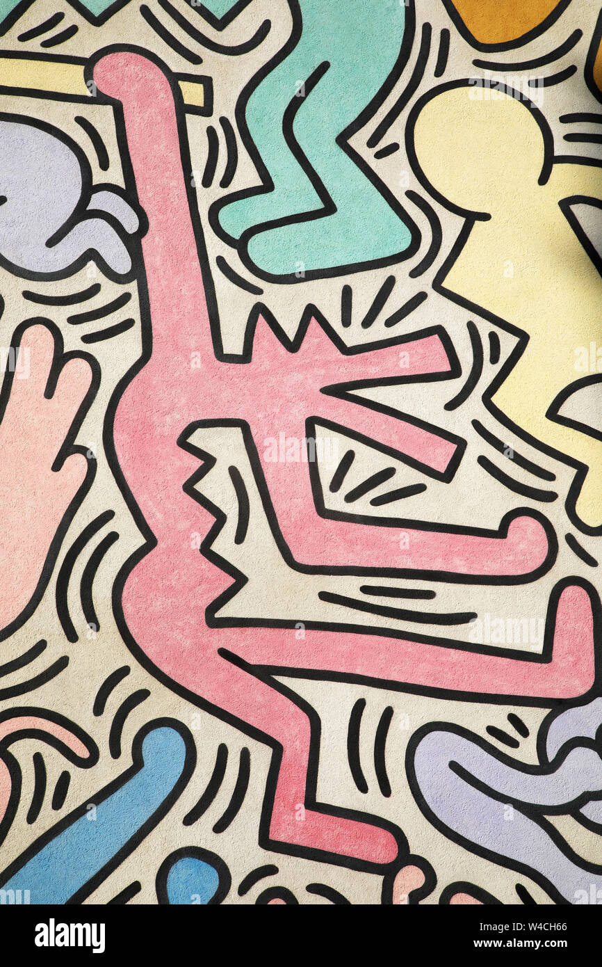 Mann mit einem wolfskopf von Keith Haring gemalt. Aus einer riesigen außenpool Artwork (Tuttomondo genannt) in Pisa, Italien, im Jahr 1989 gemalt. Stockfoto