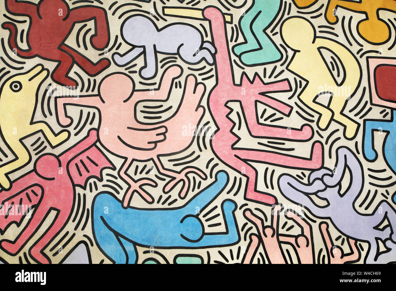 Mehrfarbige Abbildungen von Keith Haring gemalt, horizontal. Aus einer riesigen außenpool Artwork (Tuttomondo genannt) in Pisa, Italien, im Jahr 1989 gemalt. Stockfoto