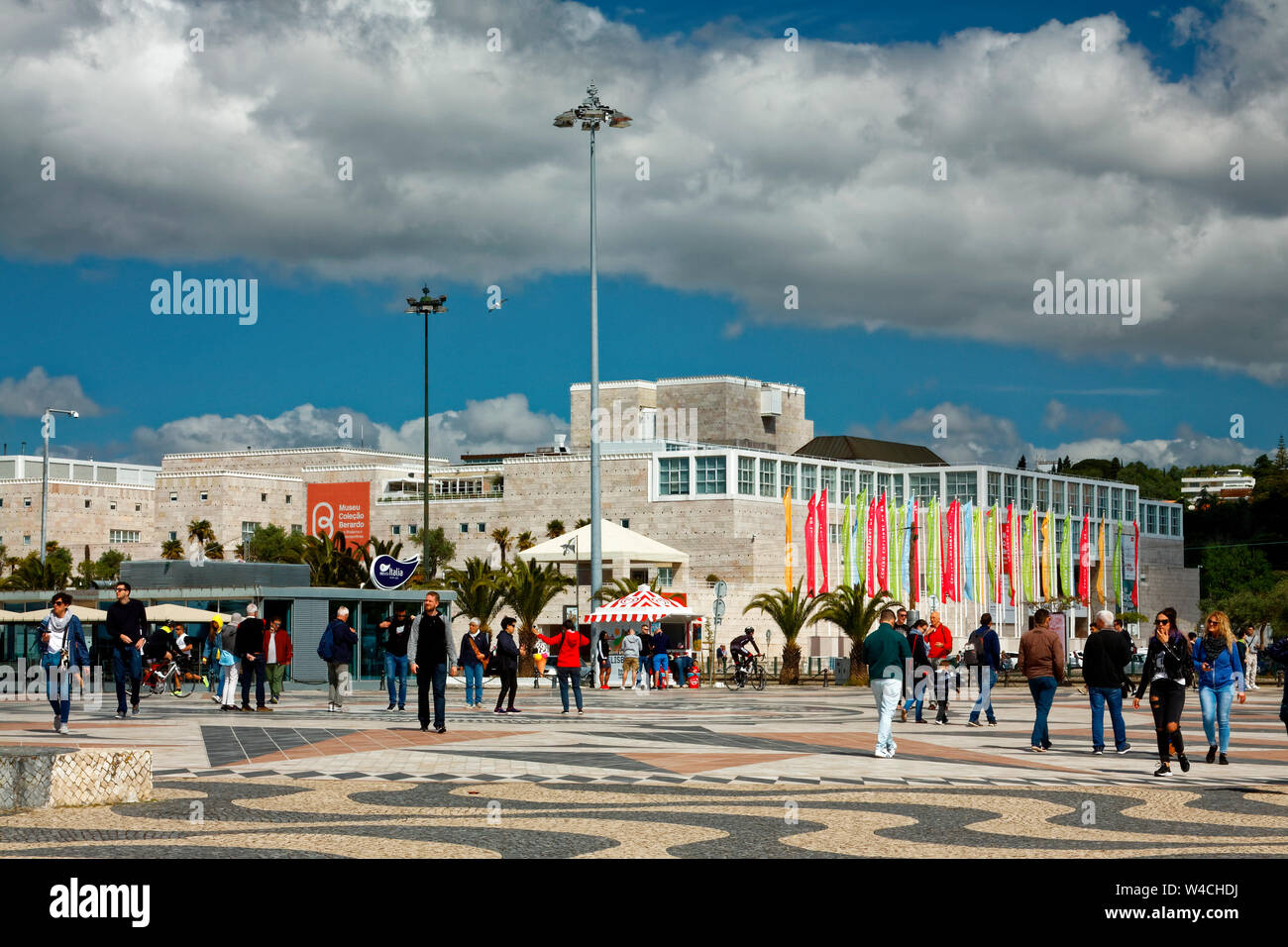 Centro Cultural de Belem, Fahnen, modernes Gebäude, Personen, Europa, Lissabon, Portugal, Feder, horizontal Stockfoto