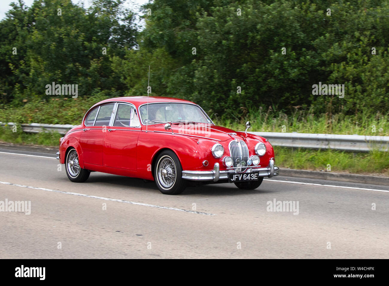 1967 60er Jahre roter Jaguar MK II; auf dem Weg zum Verkehrsfest, das in der Küstenstadt Fleetwood, Lancashire, Großbritannien, stattfand Stockfoto