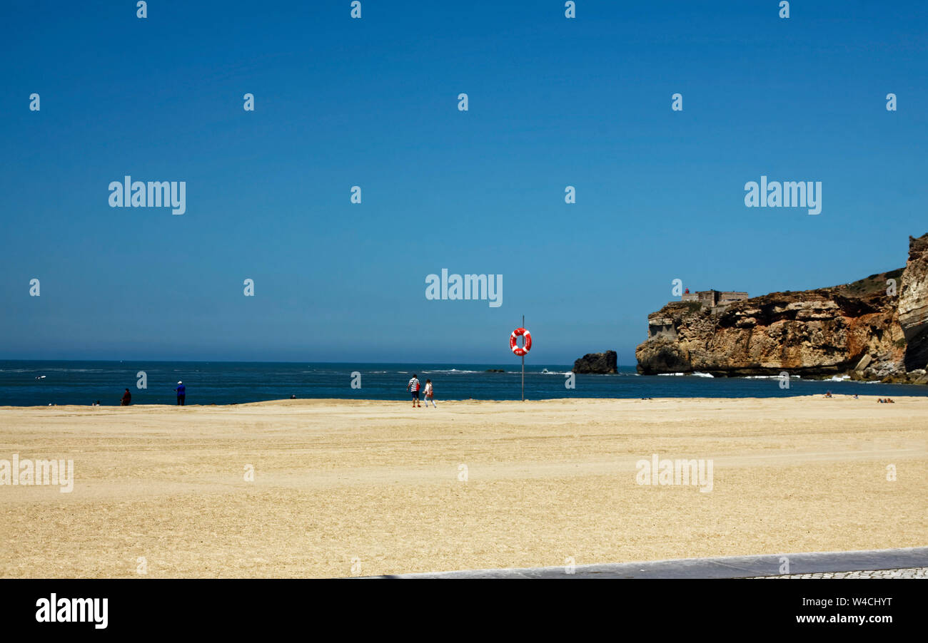 Breiten Sandstrand, im Atlantik, Stein, Felsen, Meer, Surfen, Europa, Nazare, Portugal, Feder, horizontal Stockfoto