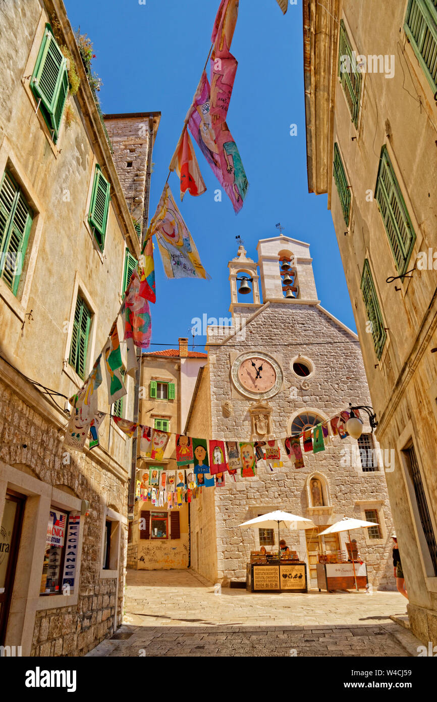 Straße von Sibenik Altstadt an der Dalmatinischen Küste Kroatiens. Stockfoto