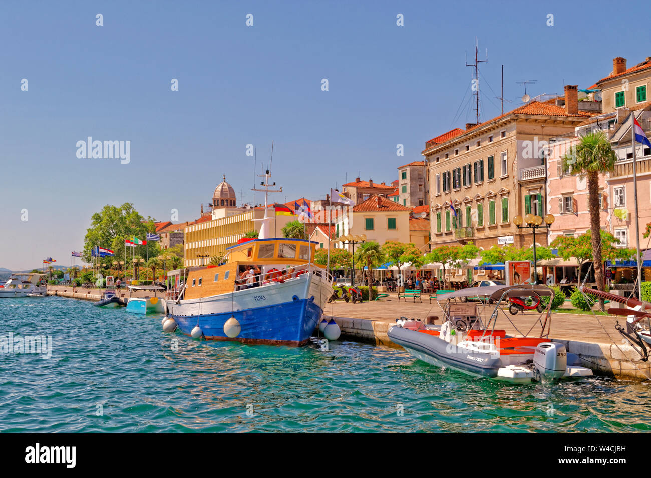 Waterfront von Sibenik in der dalmatinischen Region Kroatiens. Stockfoto