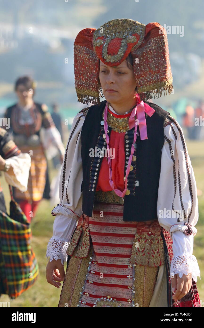 Rozhen, Bulgarien - Juli 19, 2019: Die Menschen in der traditionellen Tracht der berühmten rozhen Folklore Festival in Bulgarien Stockfoto