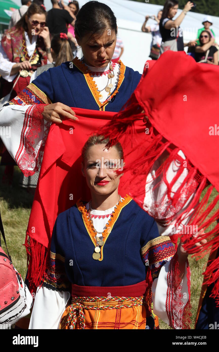 Rozhen, Bulgarien - Juli 19, 2019: Die Menschen in der traditionellen Tracht der berühmten rozhen Folklore Festival in Bulgarien Stockfoto