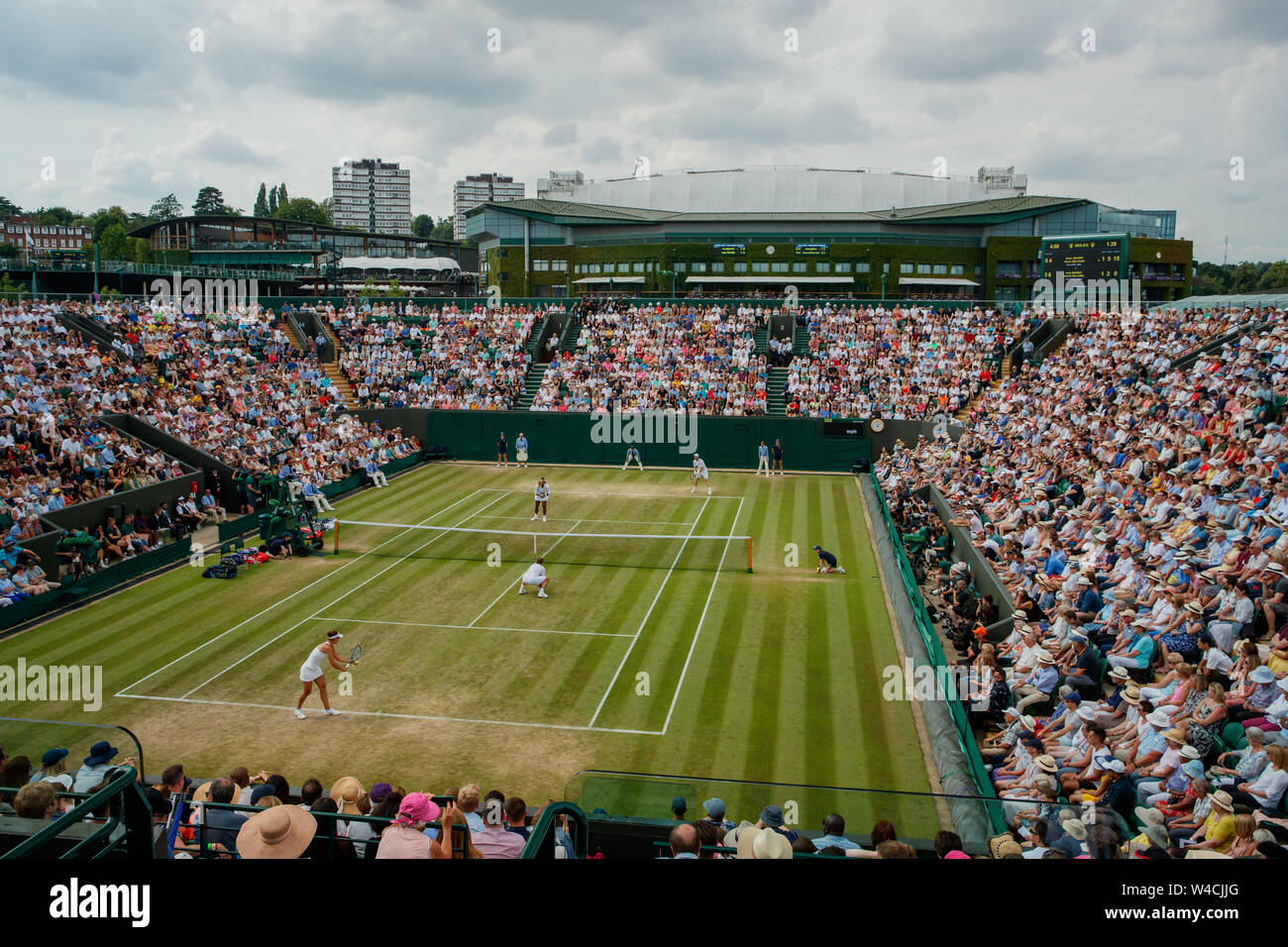 Allgemeine Ansichten des Gerichtshofes 2 mit Andy Murray (GBR) und Serena Williams (USA) vs Bruno Soares (BRA) & Nicole Melichar (USA) während der Wimbledon Championshi Stockfoto