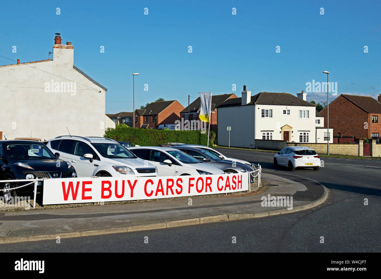 Anmelden - Wir kaufen Autos für Bargeld - am Hut Grün Garage, in der Nähe von Eggborough, North Yorkshire, England, Großbritannien Stockfoto