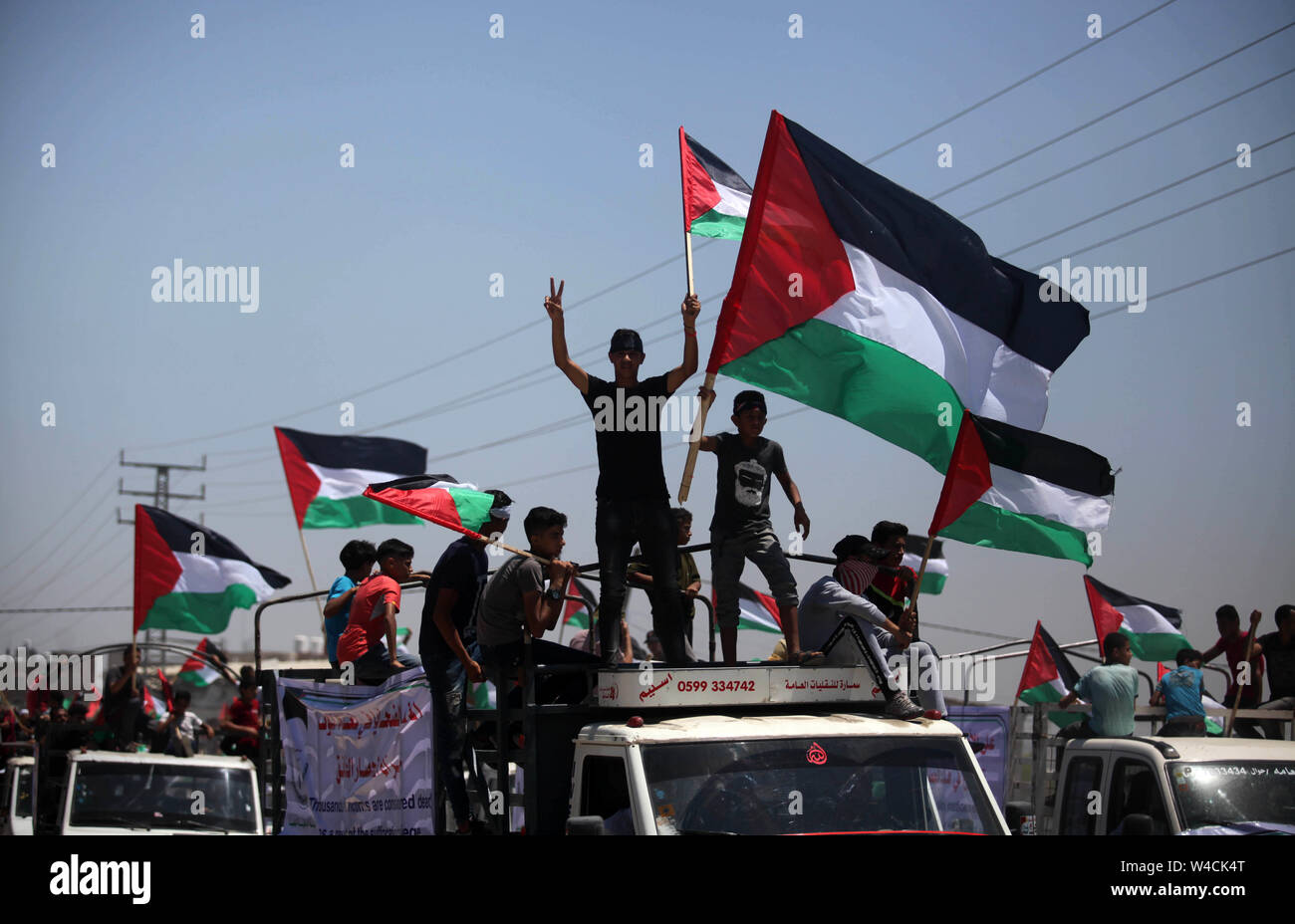 Gaza, Gazastreifen, palästinensischen Gebiet. 22. Juli, 2019. Palästinenser beteiligen sie sich an einem Protest fordern Ende der israelischen Blockade des Gazastreifens, im Osten von Gaza Stadt, am 22. Juli 2019. Die Demonstranten fordern ein Ende zu Israel der 12-jährige Blockade des Gazastreifens, die die Wirtschaft des Küstenenklave erschüttert hat und seinen zwei Millionen Einwohnern von vielen grundlegenden Annehmlichkeiten Credit: Mahmoud Ajjour/APA-Images/ZUMA Draht/Alamy leben Nachrichten Stockfoto