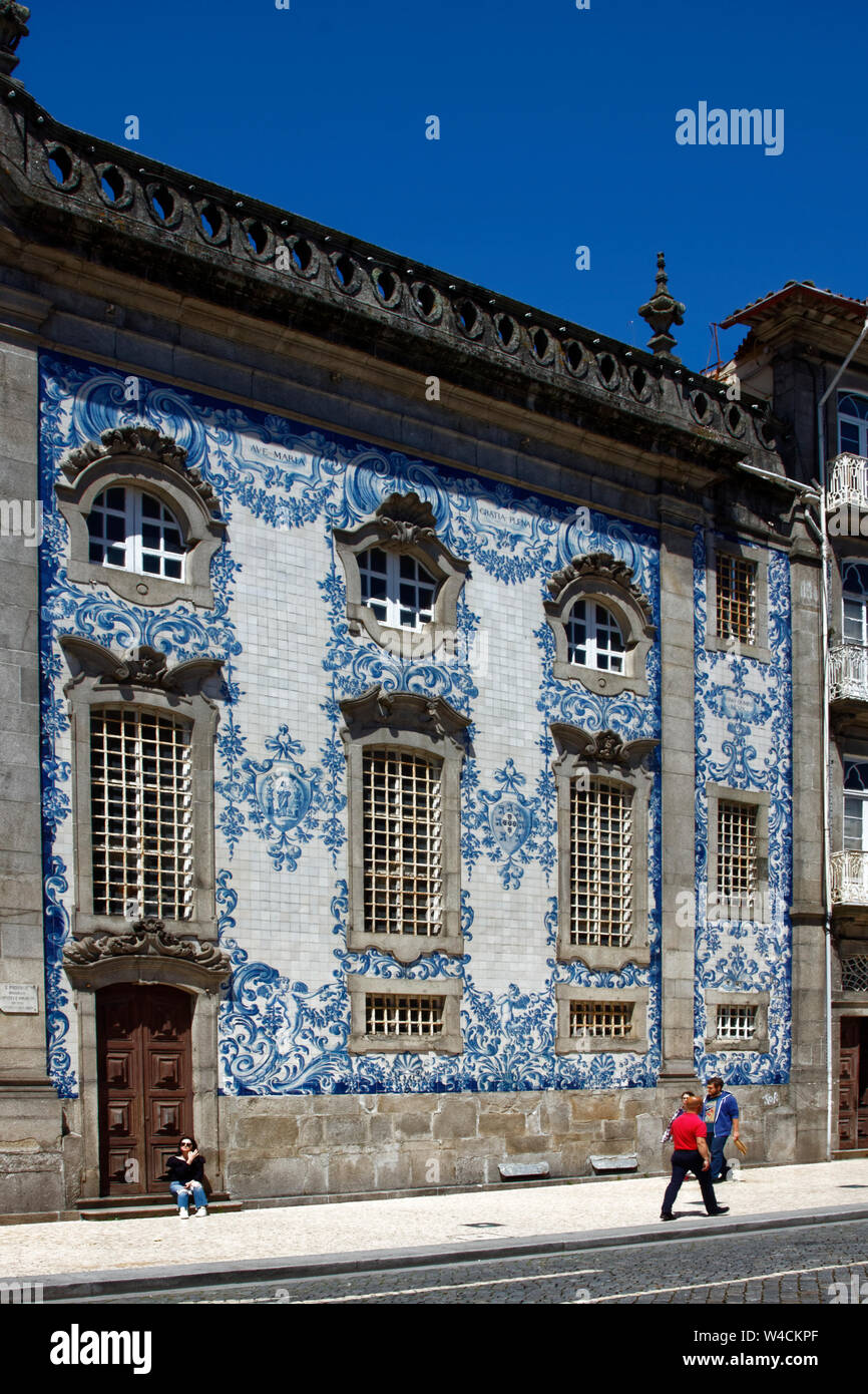Carmo Kirche, Barock, 18. Jahrhundert, Katholischen, alte religiöse Gebäude, Azuelo fliesen Fassade, Europa, Porto, Portugal, vertikal Stockfoto