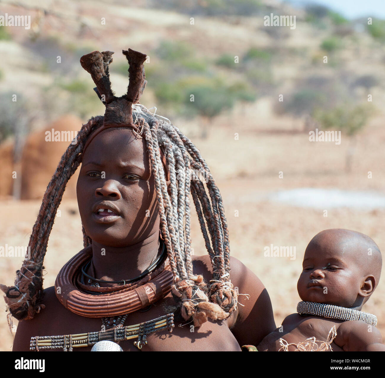 Frau Himba in einem Himba Dorf, Kaokoveld, Namibia, Afrika Stockfoto