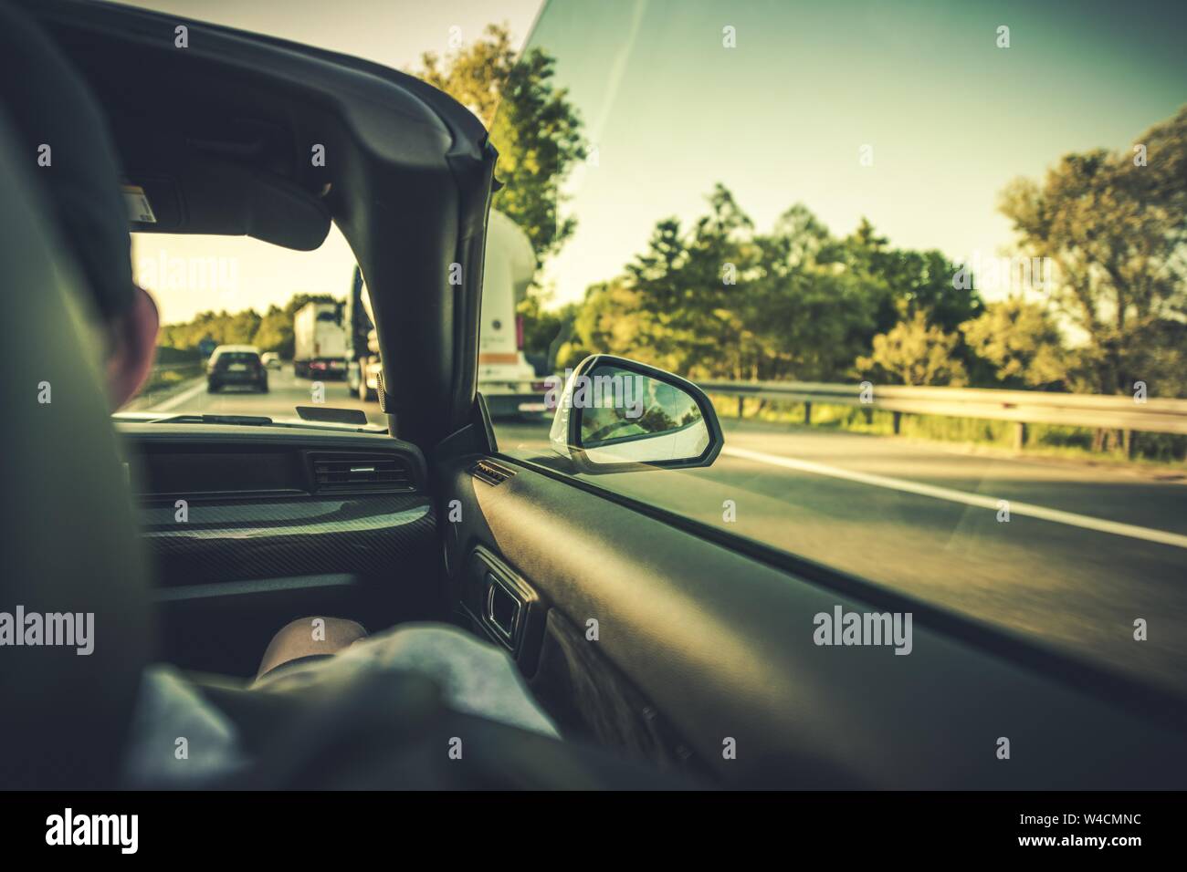 Cabriolet Auto Autobahn Fahren Ohne Dach Heisser Sommertag Road Trip Stockfotografie Alamy