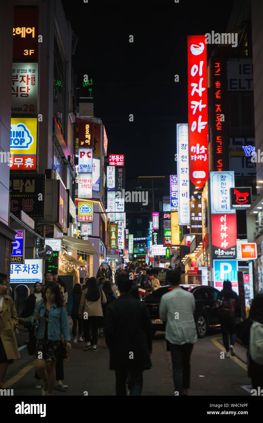 Leuchtstoffröhren, die Scheinwerfer und die Leute auf der Straße, Nacht in einem Gangnam-gu, Seoul, Südkorea Stockfoto