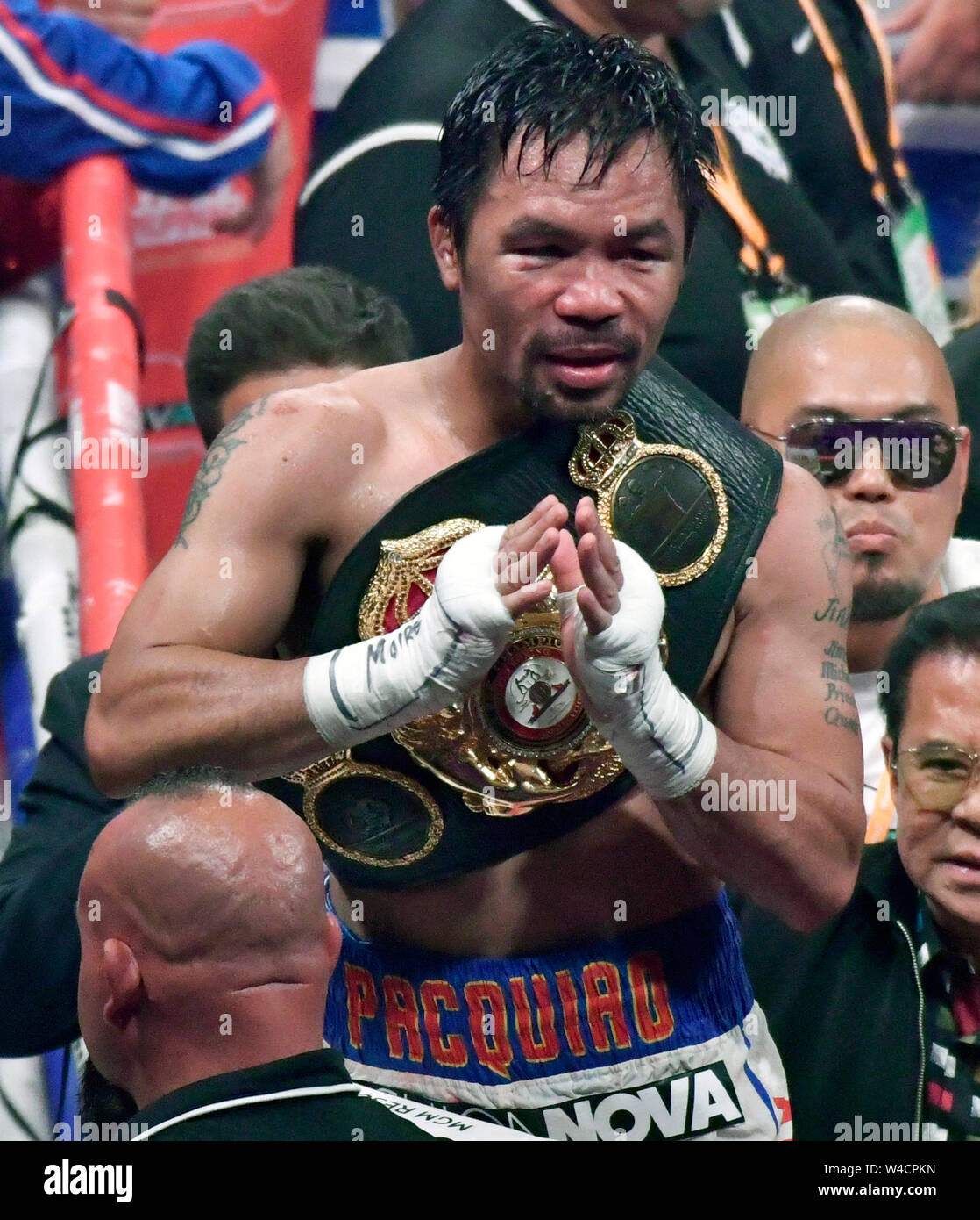 LAS VEGAS, Nevada - Juli 20. Manny Pacquiao Wellen zu seinen Fans nach 12 Runden mit Keith Thurman während ihres Kampfes für die Wba welterweight title Fight at MGM Grand Garden Arena am 20 Juli, 2019 in Las Vegas, Nevada. Pacquiao nahm der Gewinn durch eine getrennte Entscheidung. (MB) Stockfoto